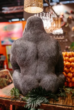 Dekoracja stojąca Gorilla 60x76 cm ciemnoszara