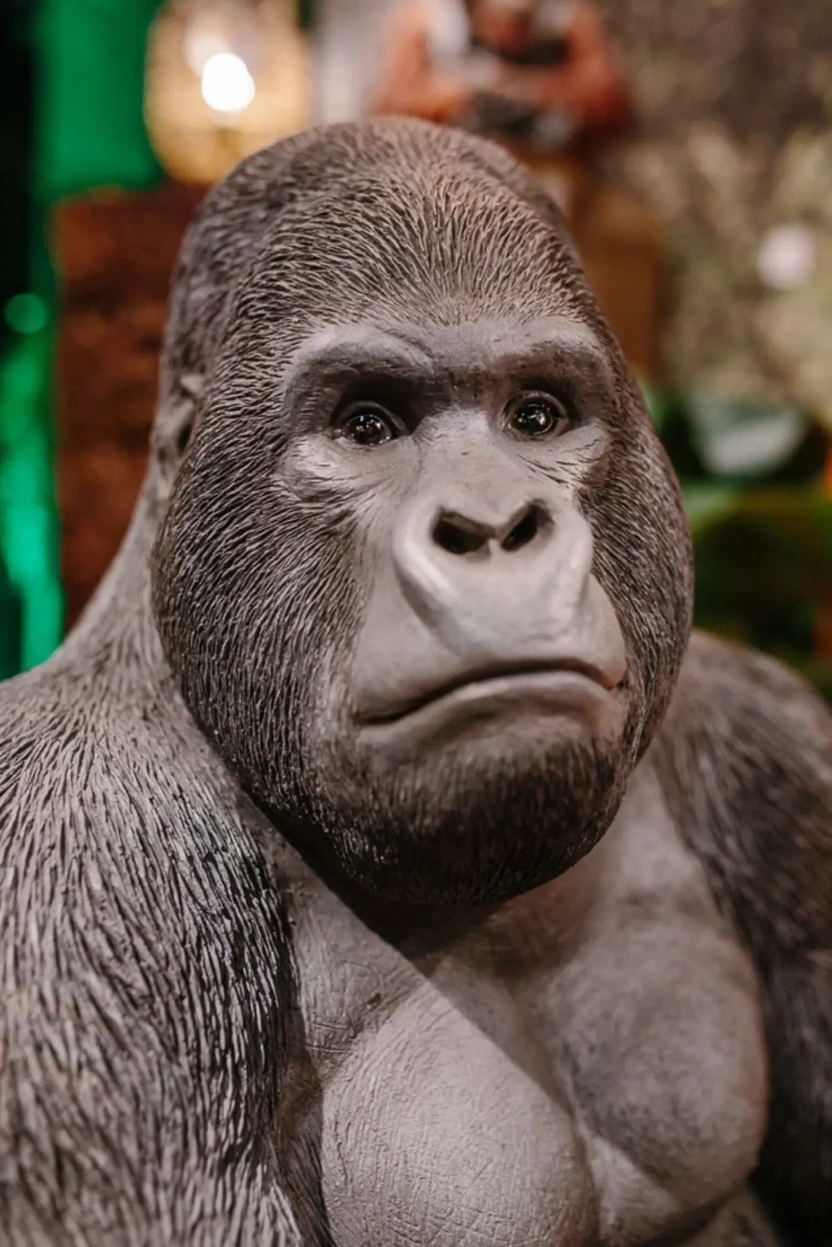 Dekoracja stojąca Gorilla 60x76 cm ciemnoszara