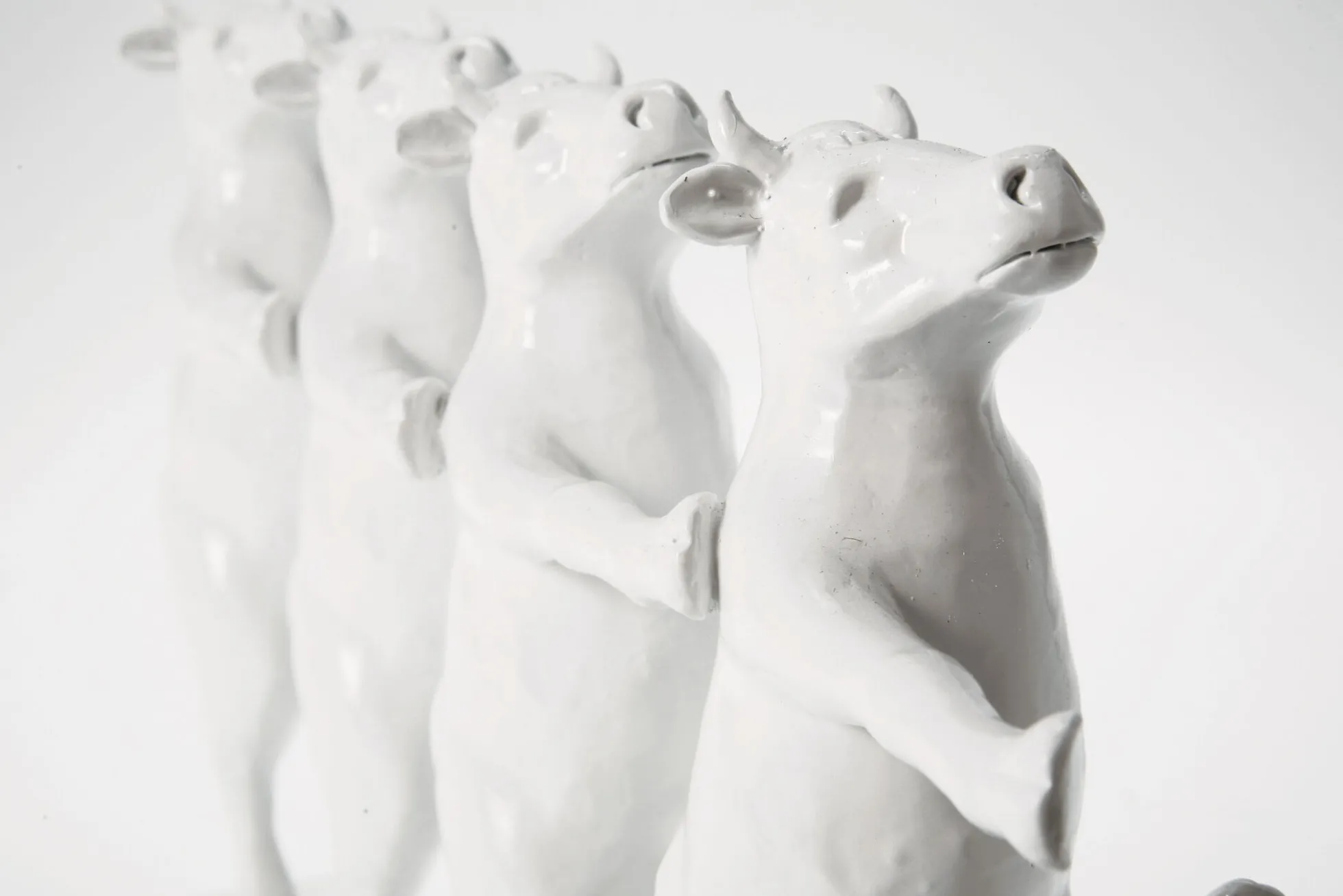 Figurka dekoracyjna Dancing Cows 40x23 cm biała