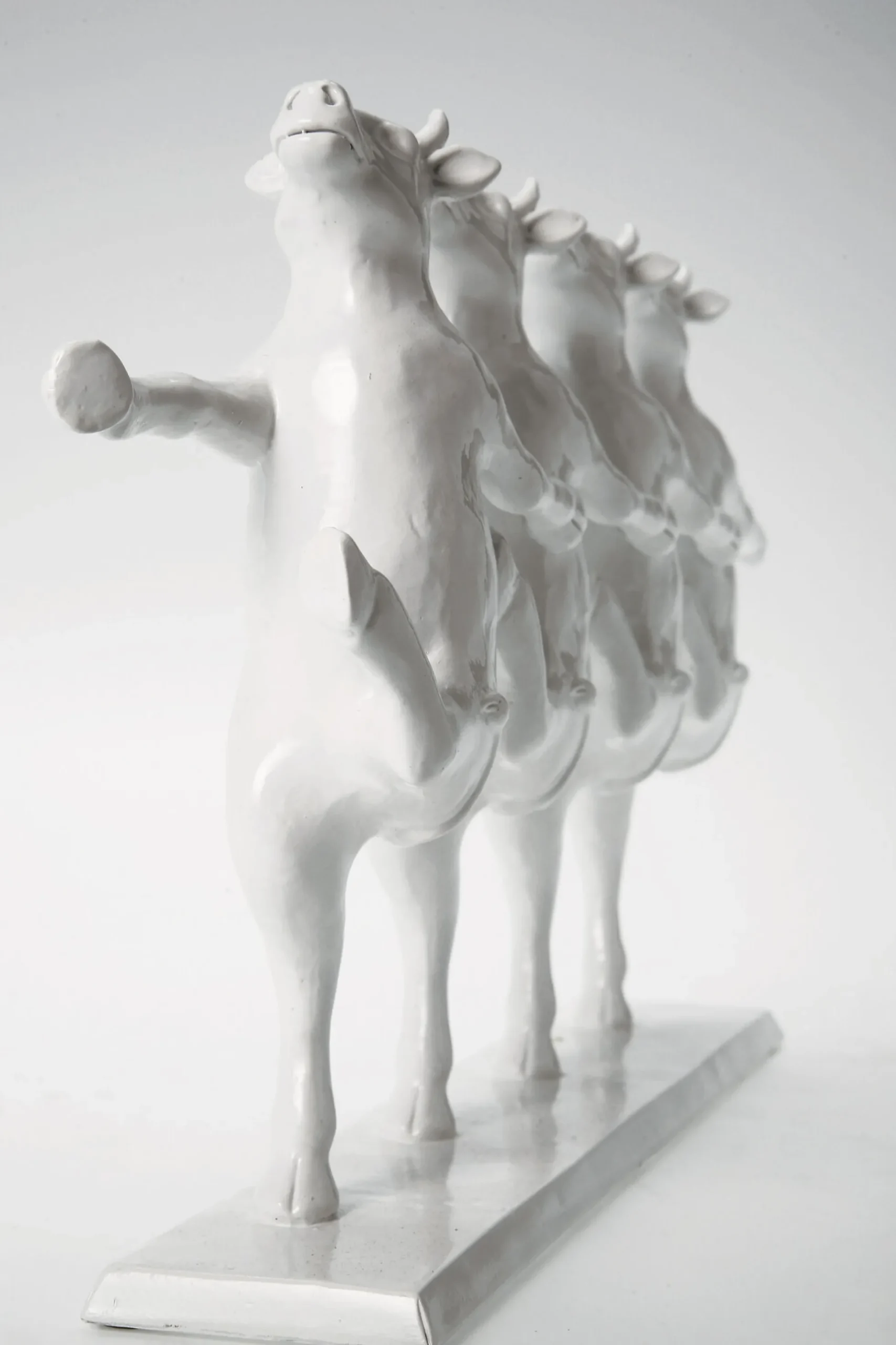 Figurka dekoracyjna Dancing Cows 40x23 cm biała