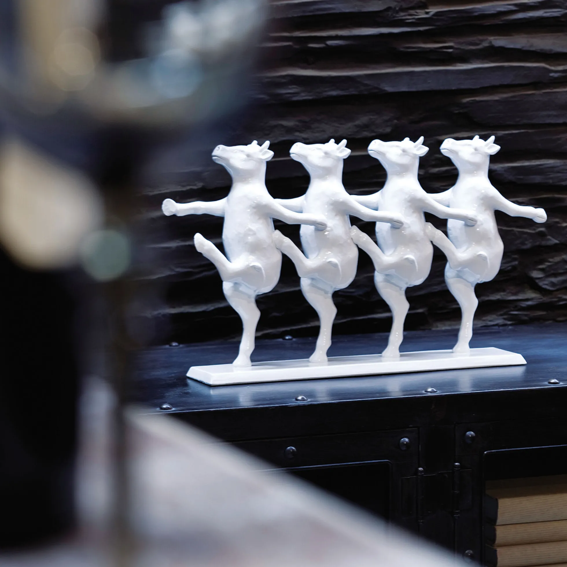 Figurka dekoracyjna Dancing Cows 40x23 cm biała