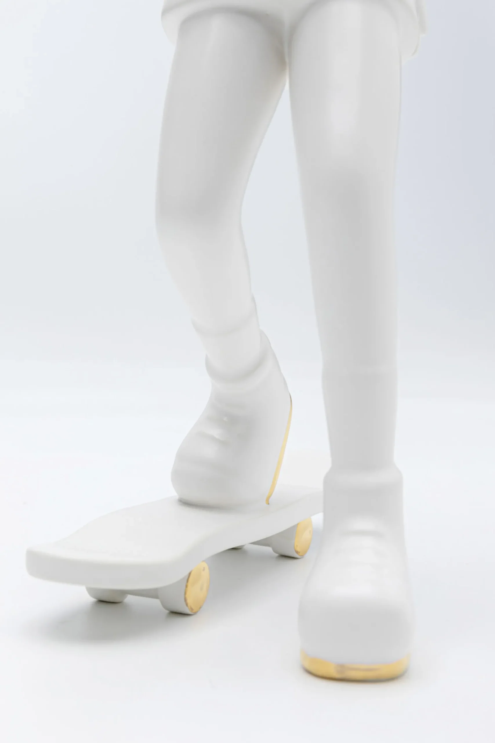 Figurka dekoracyjna skater astronauta biała 17x33 cm