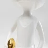 Figurka dekoracyjna z ceramiki biała 41 cm dziewczyna ze złotą piłką