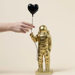 Figurka dekoracyjna złoty astronauta z czarnym balonem 41 cm