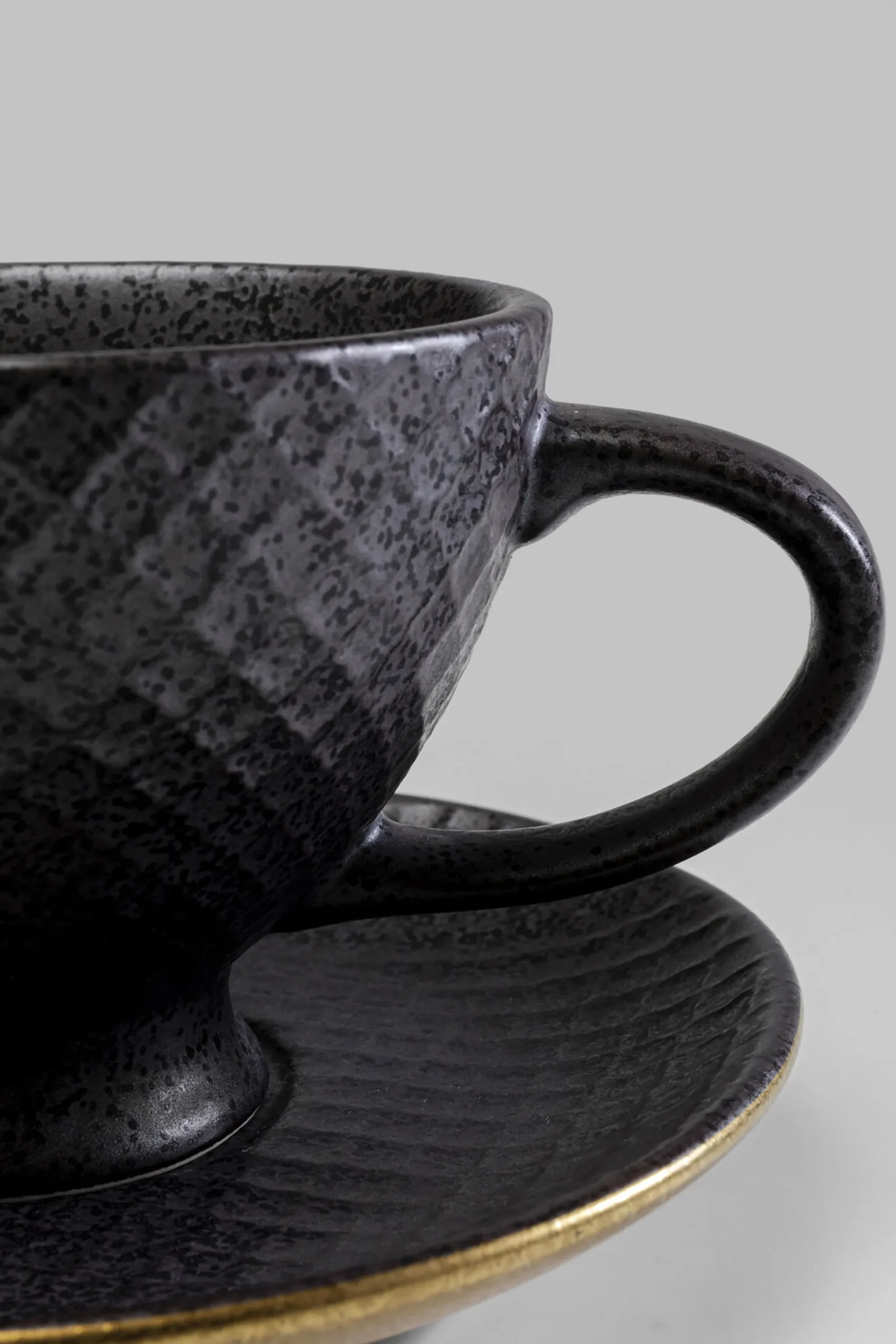 Filiżanka ze spodkiem z porcelany czarno-złota 200 ml