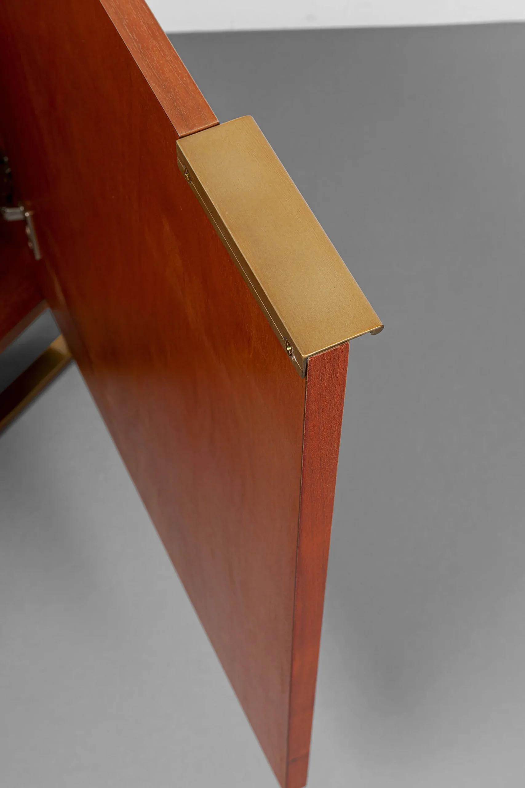 Komoda 3-drzwiowa fornir orzechowy nogi złote stalowe 160x78 cm front efekt 3D