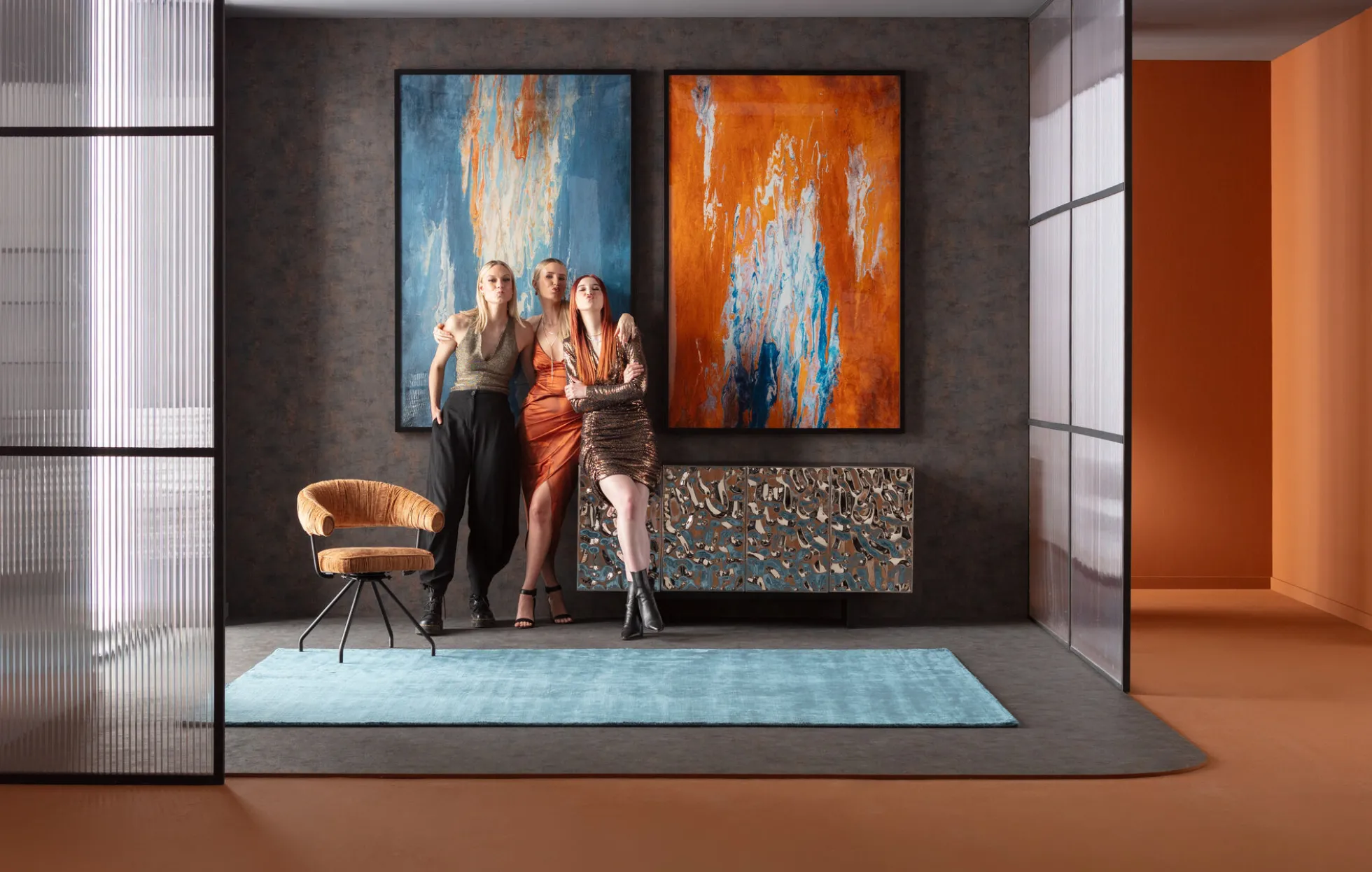 Komoda 4-drzwiowa fornirowana czarna front srebrny ze stali nierdzewnej 160x78 cm