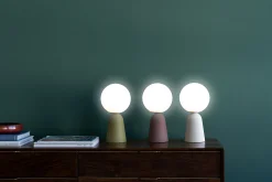 Lampa stołowa czerwona klosz szklana kula Ø16x31 cm