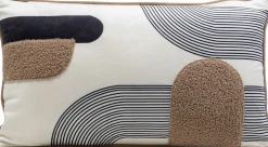 Poduszka dekoracyjna ze wzorami i lamówką biało-brązowa 50x30 cm