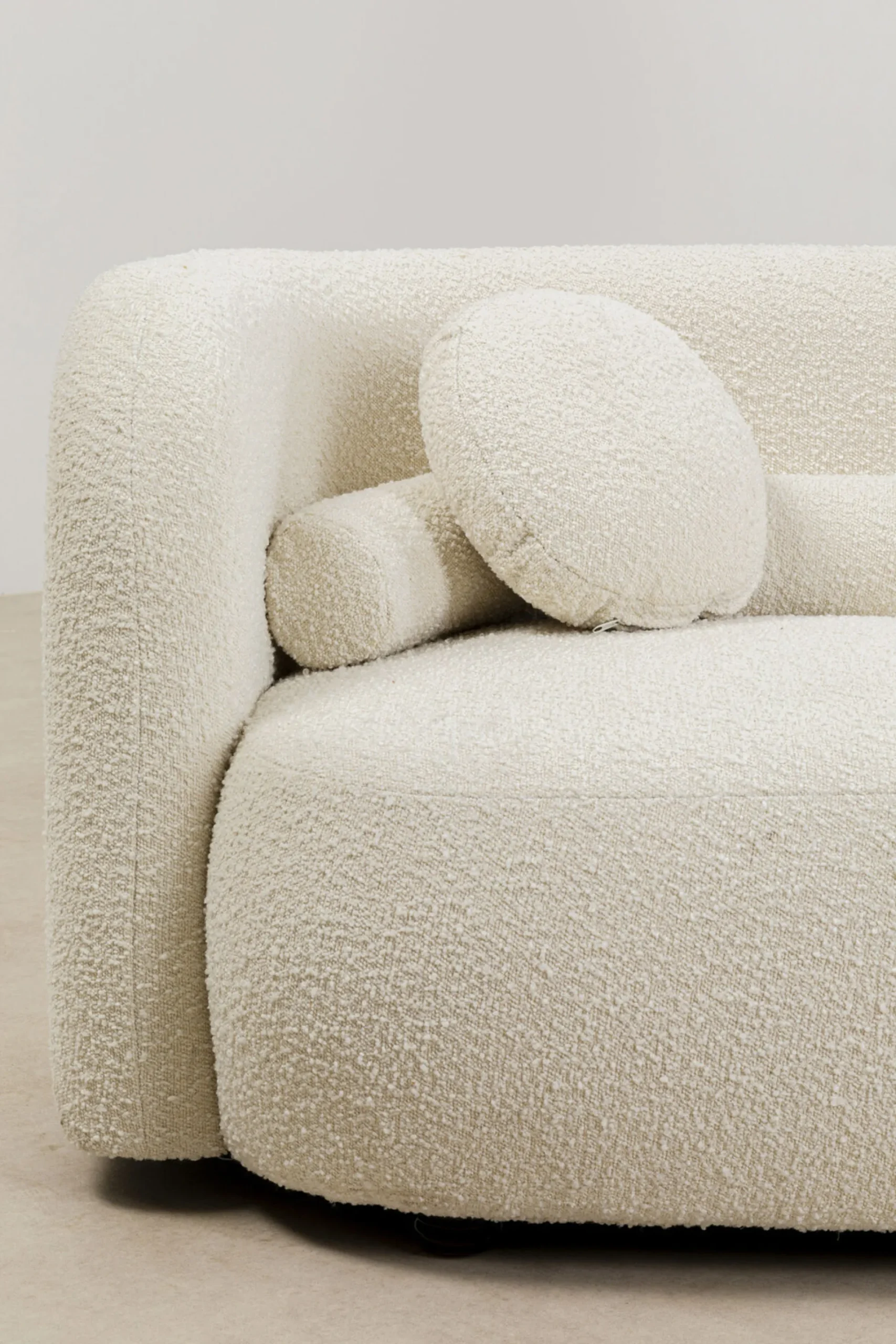 Sofa kremowa 3-osobowa tkanina boucle 225 cm