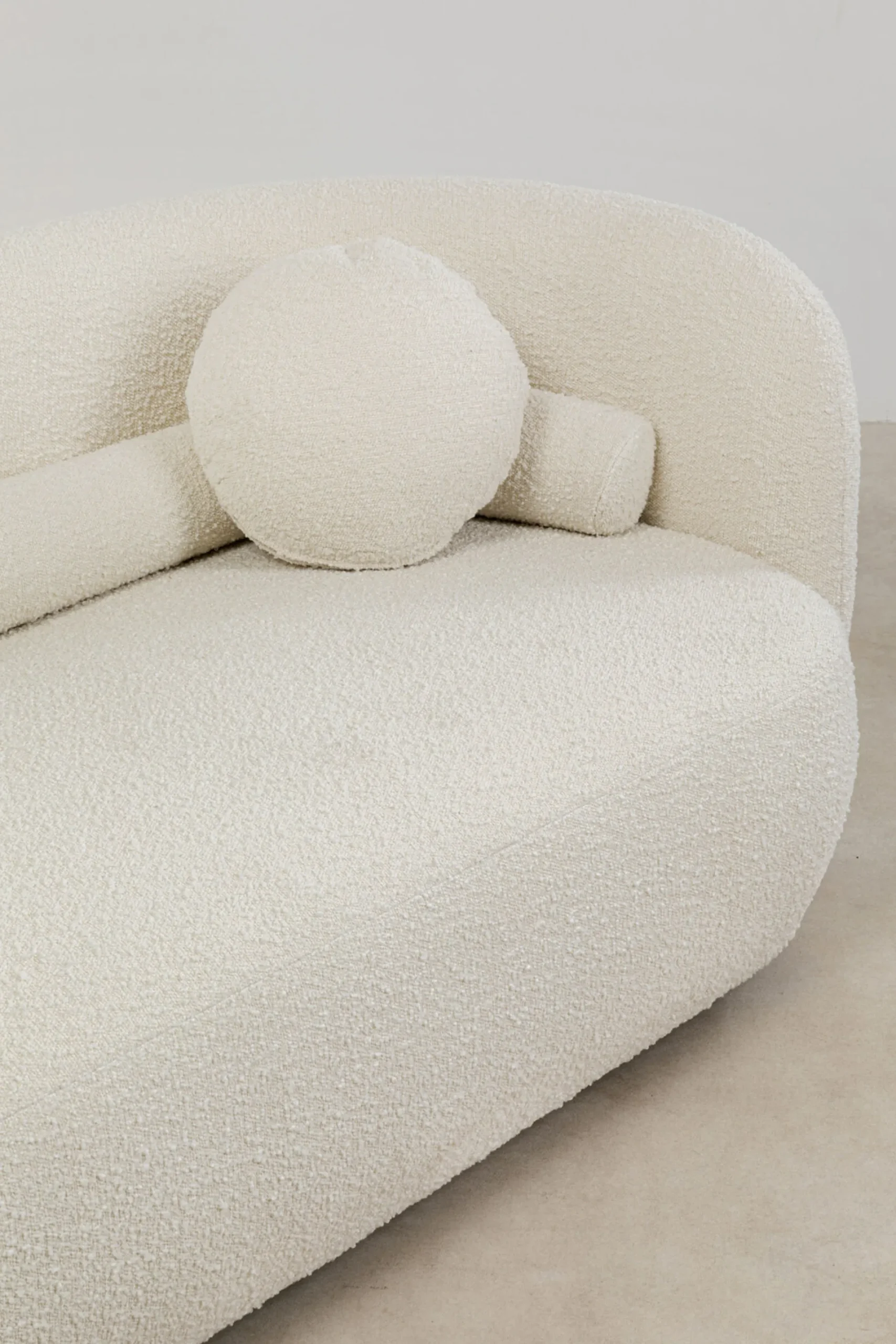 Sofa kremowa 3-osobowa tkanina boucle 225 cm
