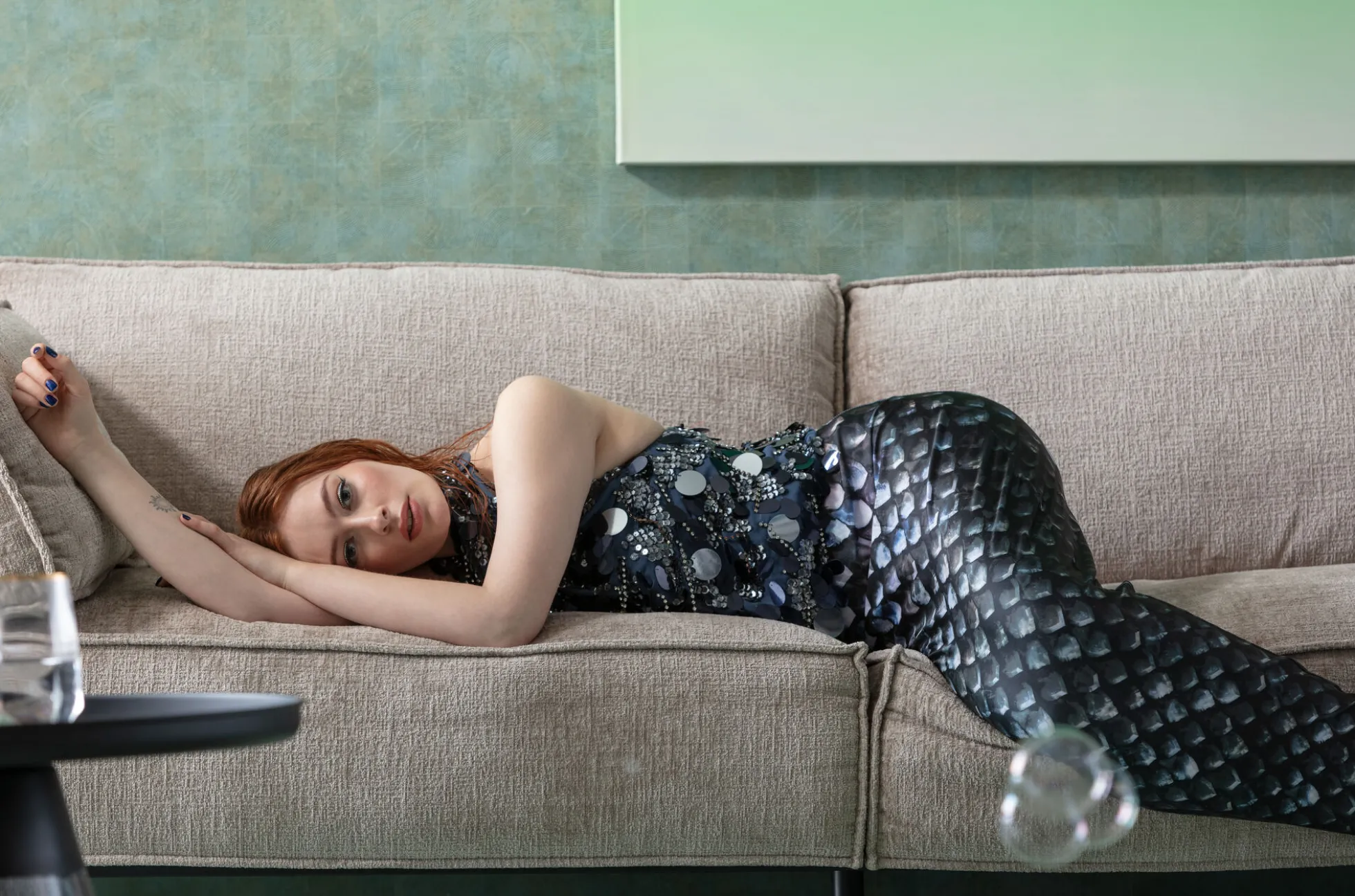 Sofa 3-os. tapicerowana w kolorze szarym nogi stal czarne 233 cm