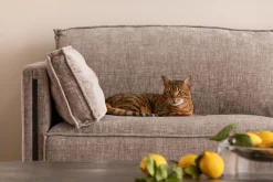 Sofa 3-os. tapicerowana w kolorze szarym nogi stal czarne 233 cm