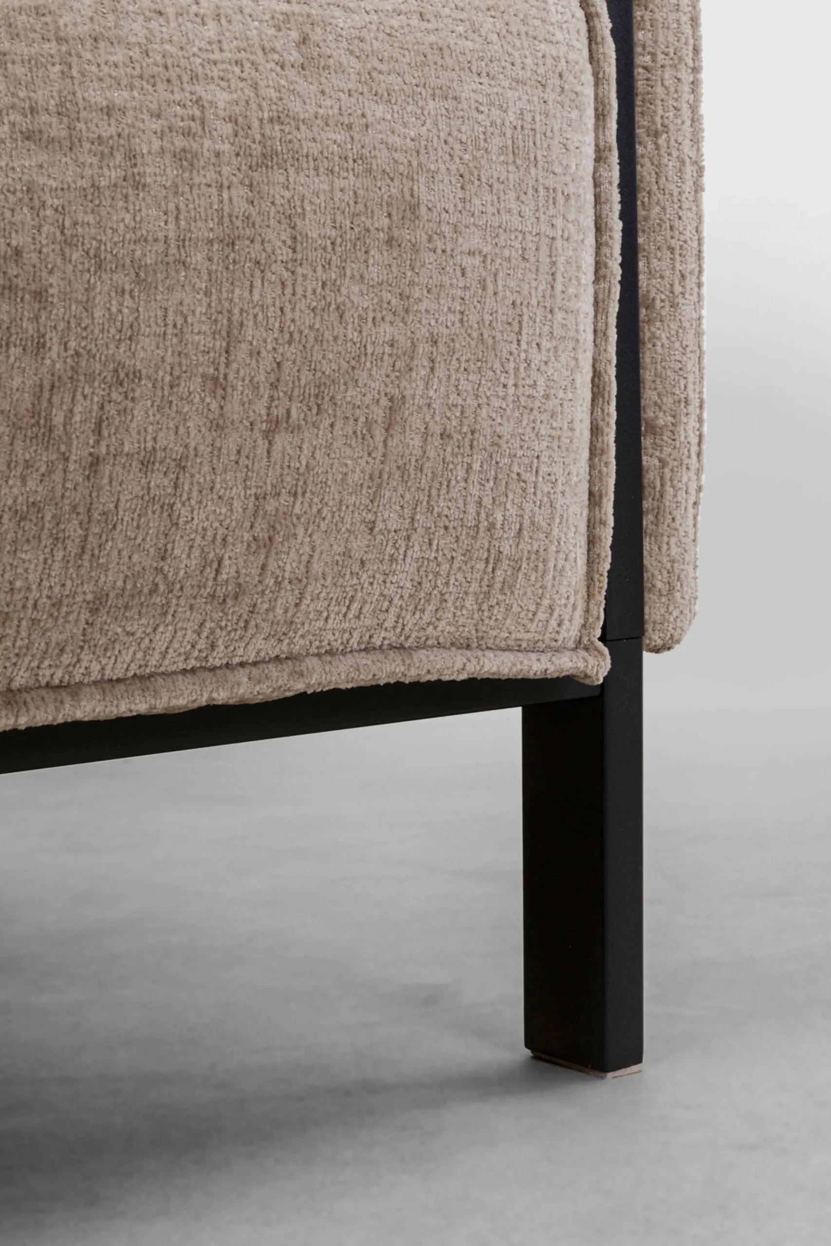 Sofa 3-os. tapicerowana w kolorze szarym nogi stal czarne 233 cm