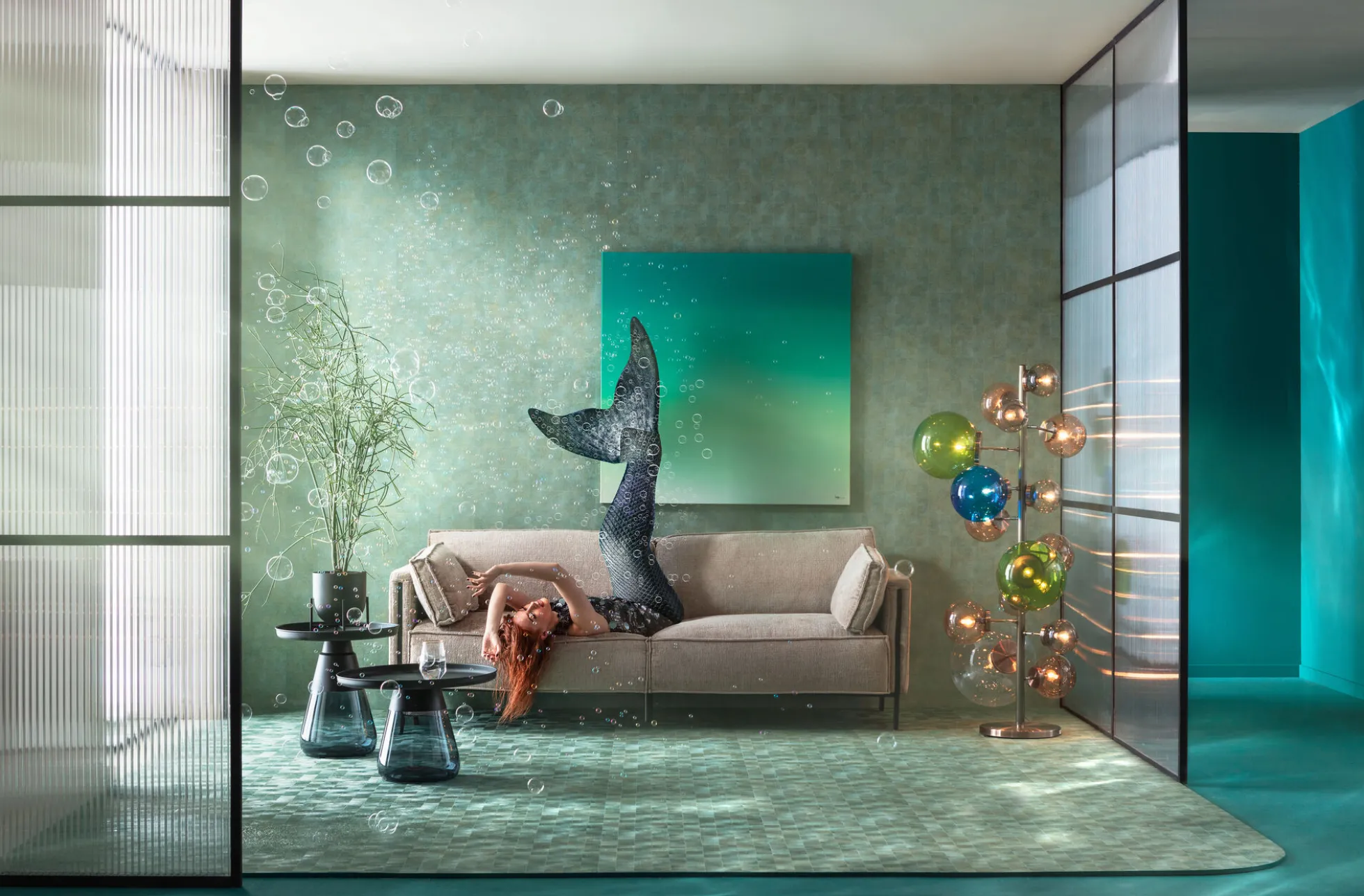 Sofa 3-os. tapicerowana w kolorze szarym nogi stal czarne 233 cm