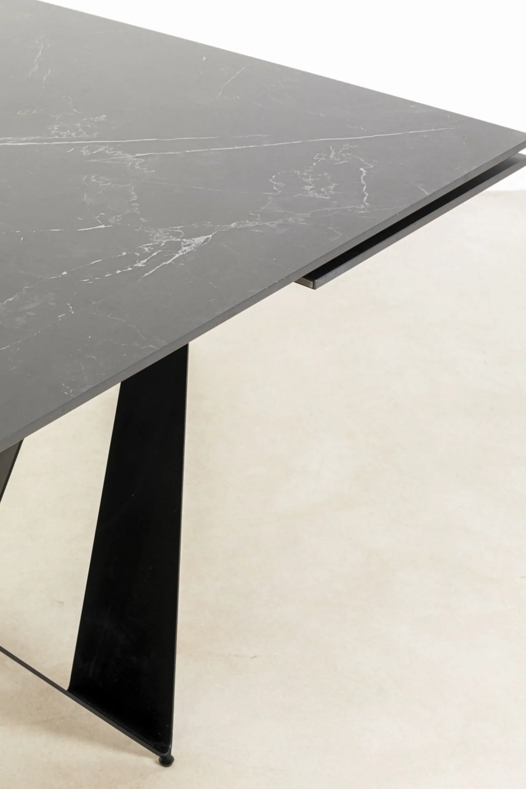 Stół rozkładany czarny blat ceramika nogi stalowe 180-260x90 cm
