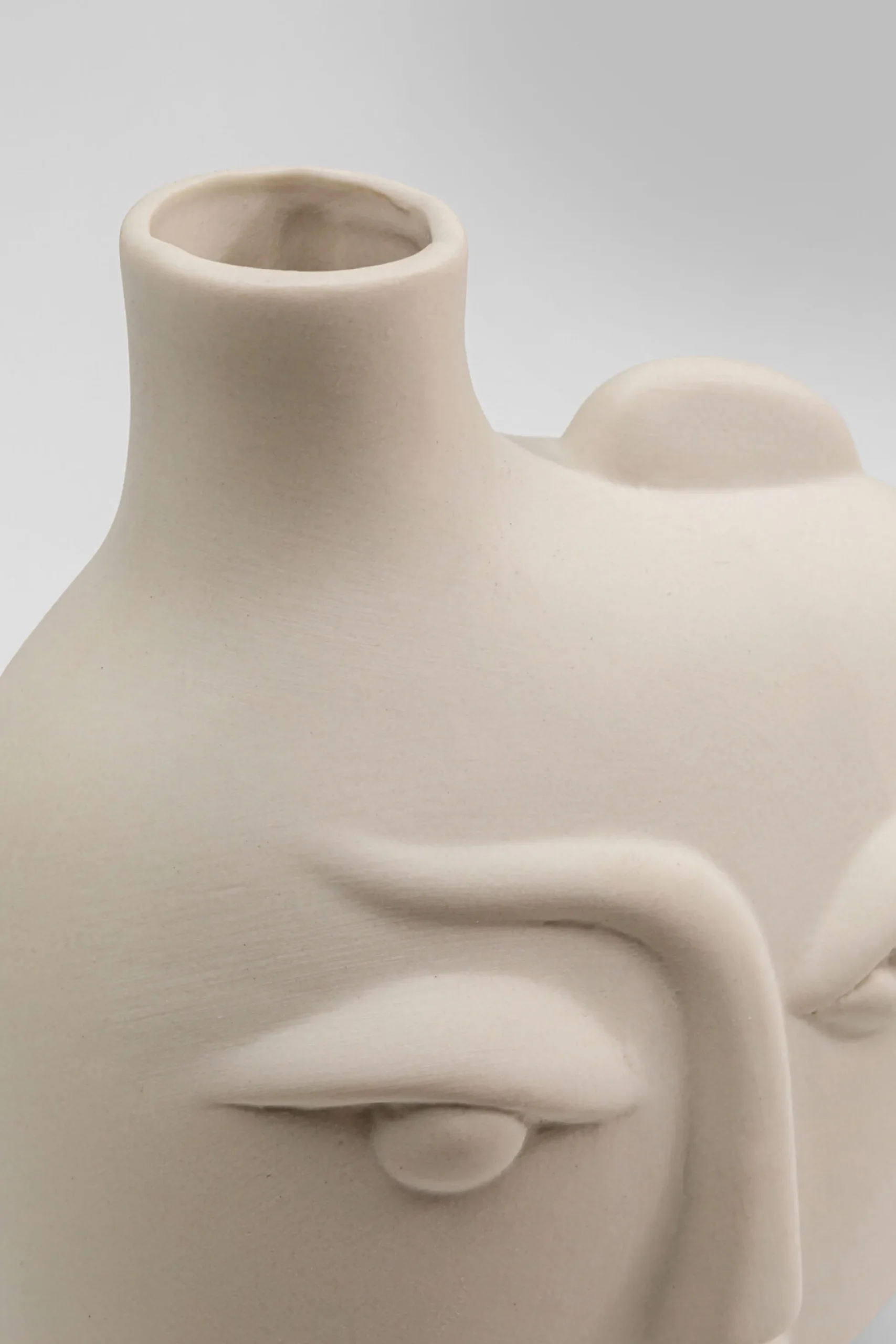 Wazon ceramiczny beżowy twarz abstrakcyjna 13x16 cm