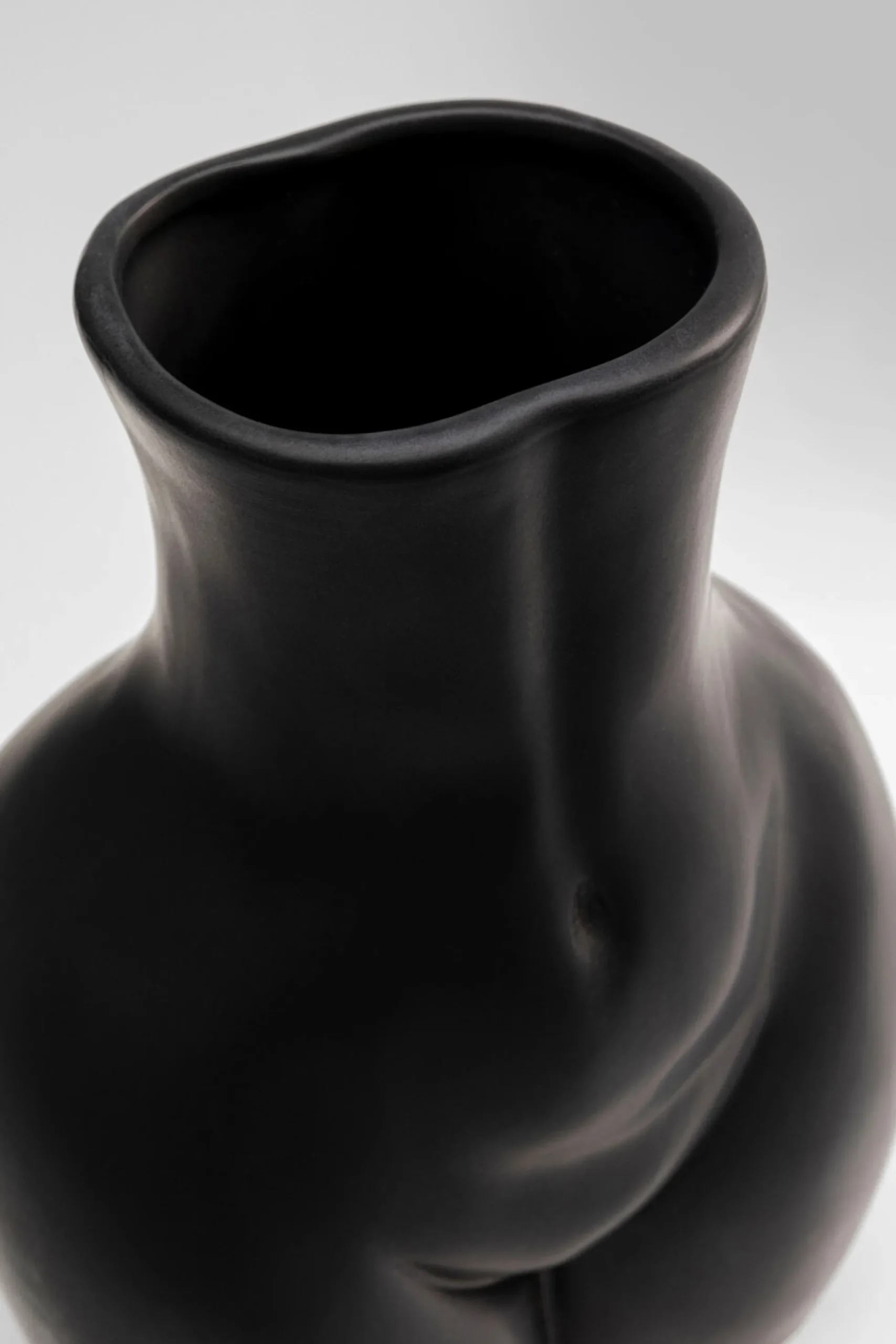 Wazon czarny z motywem ludzkiego ciała ceramiczny 16x22 cm