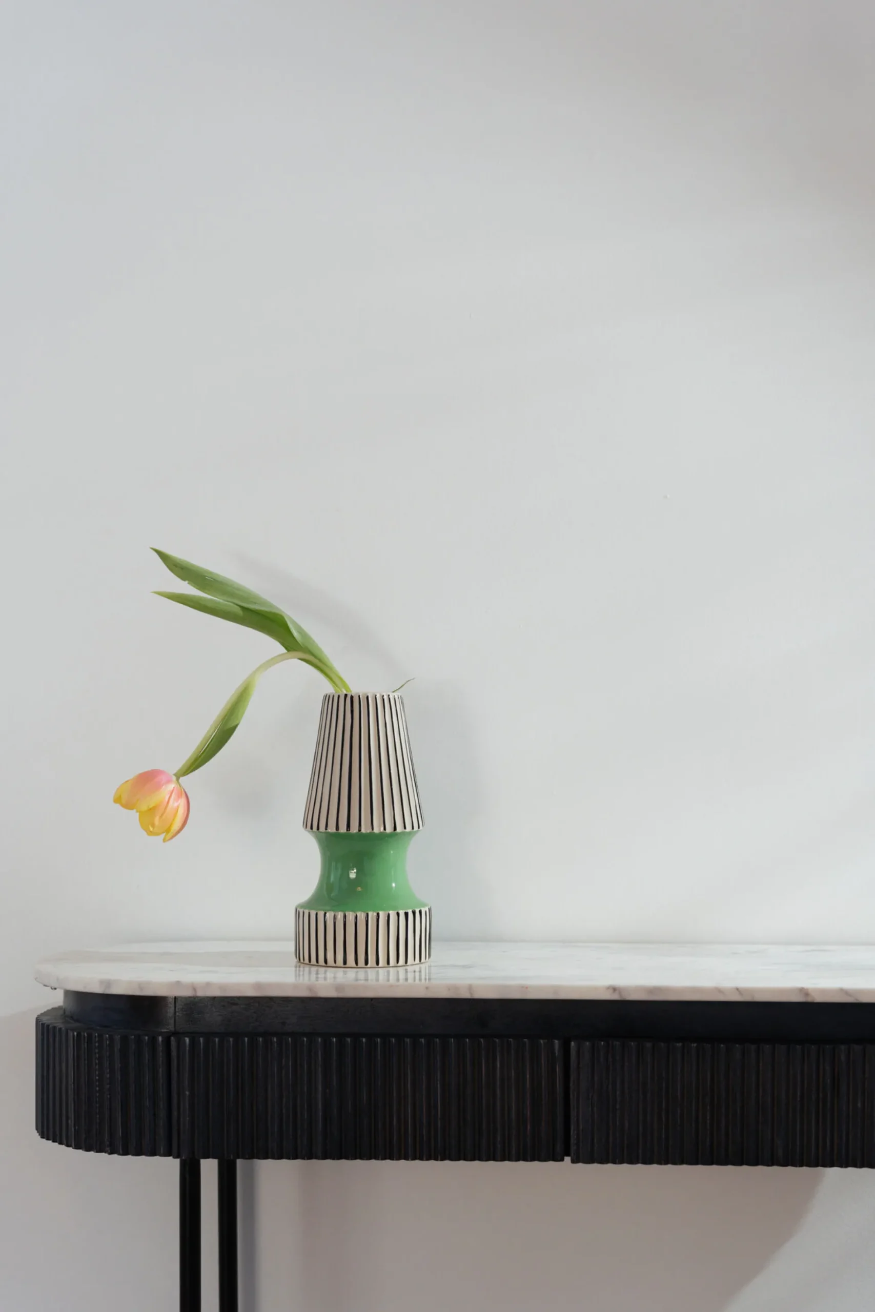 Wazon do salonu w paski zielony detal Ø13x26 cm porcelana